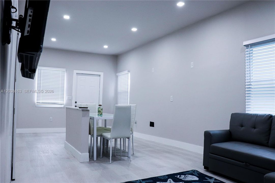 For Sale: $550,000 (3 beds, 3 baths, 816 Square Feet)