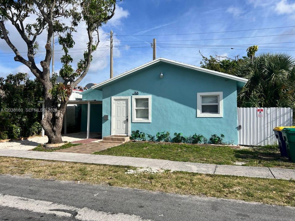 For Sale: $550,000 (3 beds, 3 baths, 816 Square Feet)