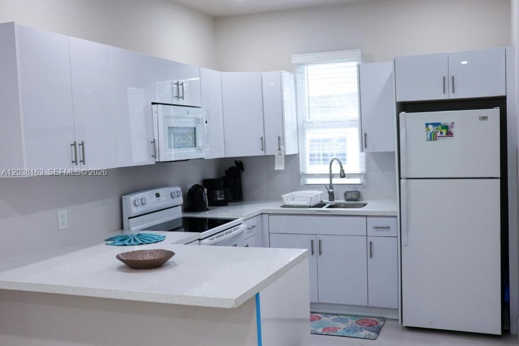 For Sale: $550,000 (3 beds, 3 baths, 816 Square Feet)