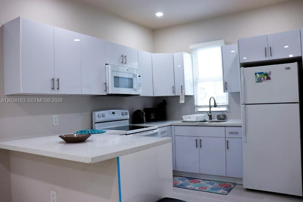 For Sale: $550,000 (3 beds, 3 baths, 816 Square Feet)