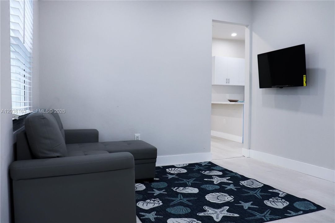 For Sale: $550,000 (3 beds, 3 baths, 816 Square Feet)