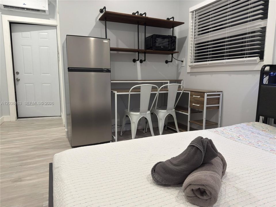 For Sale: $550,000 (3 beds, 3 baths, 816 Square Feet)