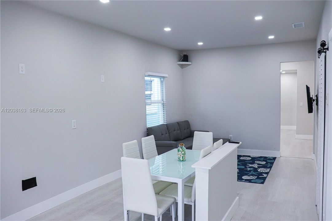 For Sale: $550,000 (3 beds, 3 baths, 816 Square Feet)