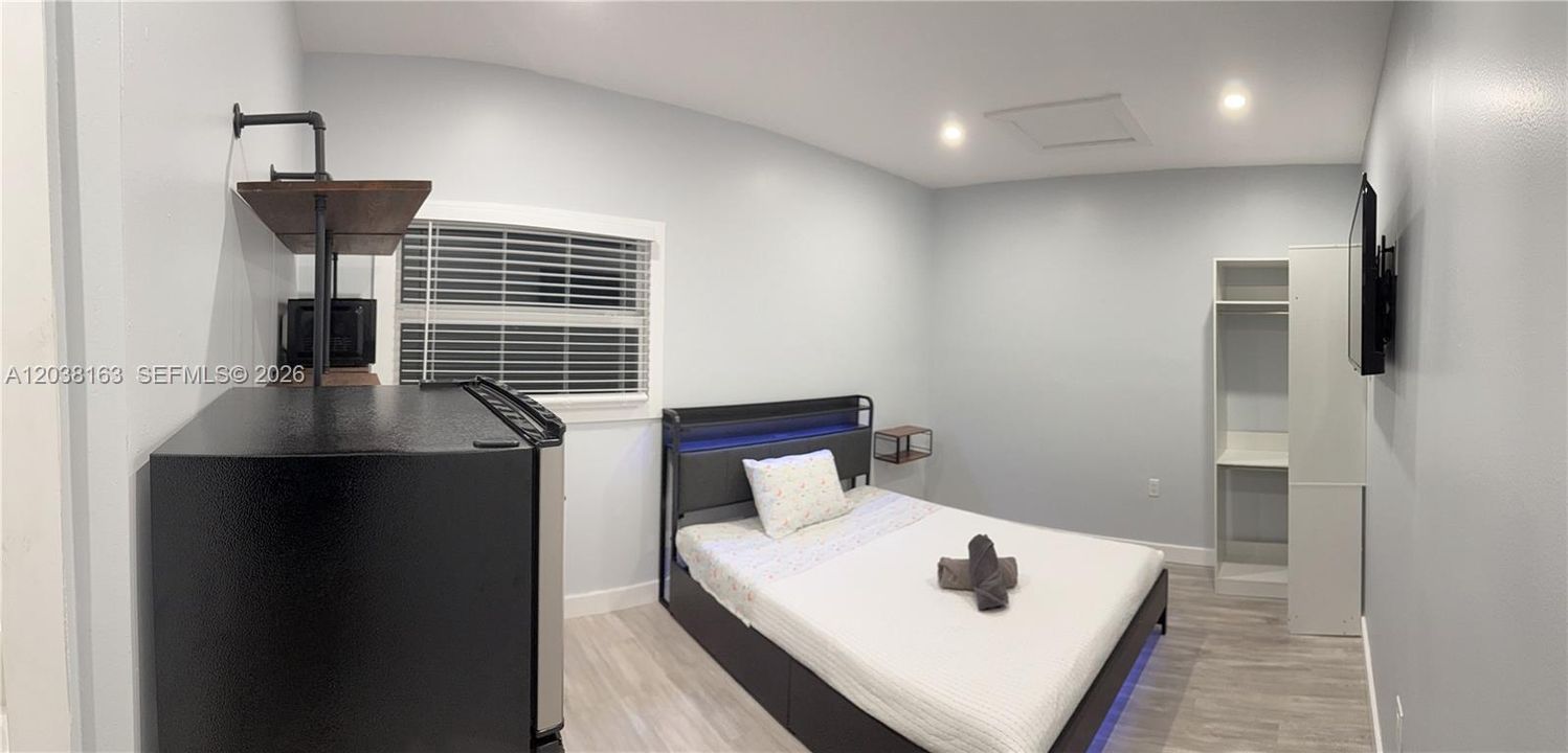 For Sale: $550,000 (3 beds, 3 baths, 816 Square Feet)