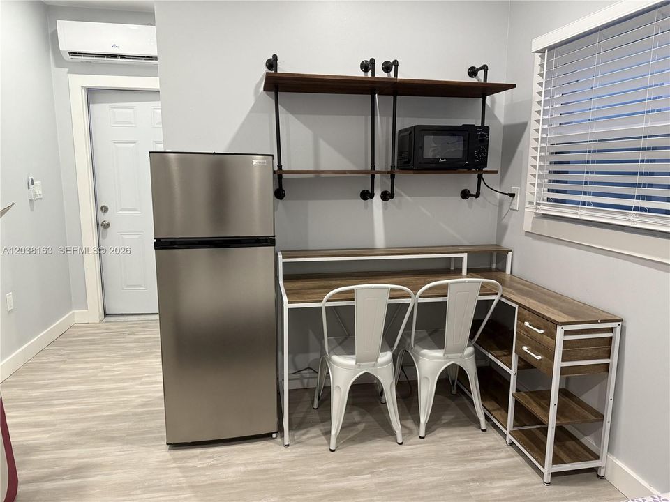 For Sale: $550,000 (3 beds, 3 baths, 816 Square Feet)