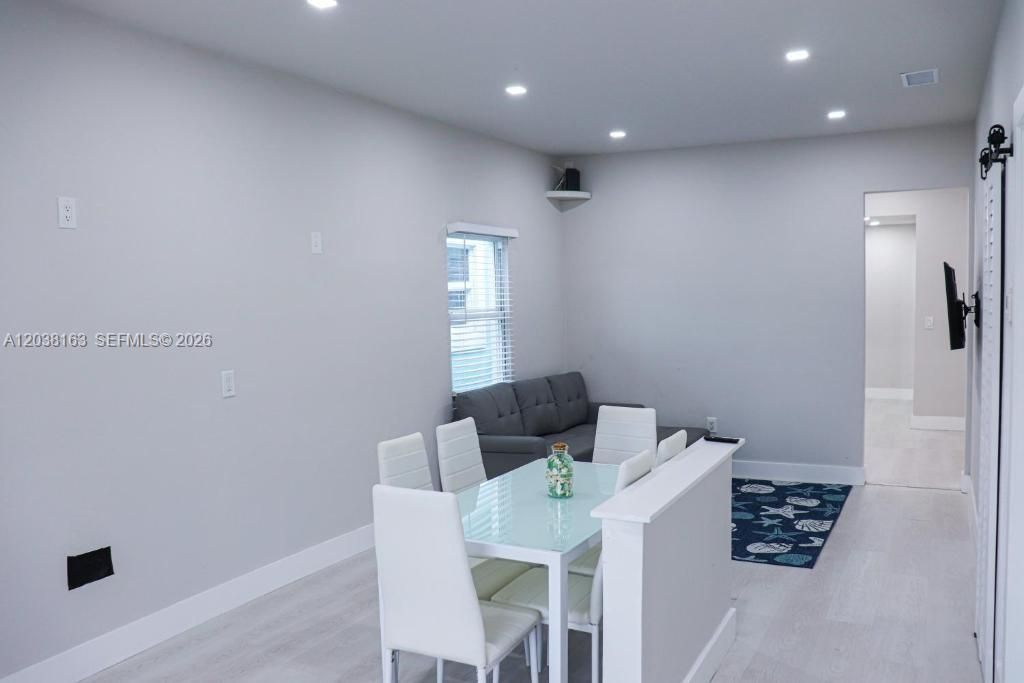 For Sale: $550,000 (3 beds, 3 baths, 816 Square Feet)