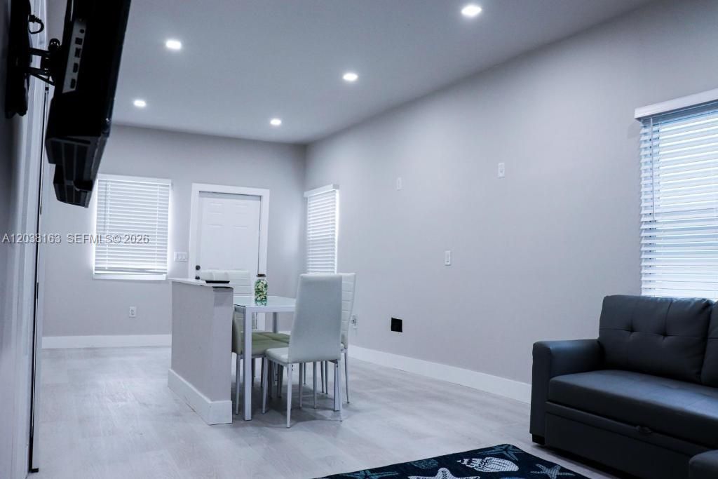 For Sale: $550,000 (3 beds, 3 baths, 816 Square Feet)