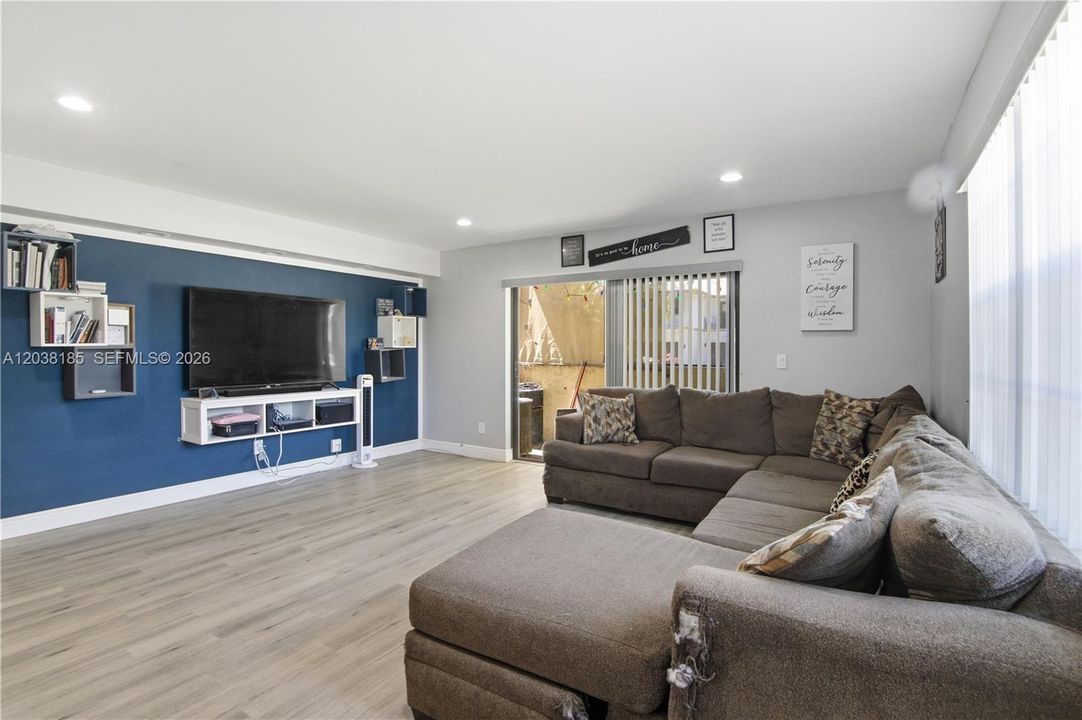 For Sale: $230,000 (2 beds, 2 baths, 1126 Square Feet)
