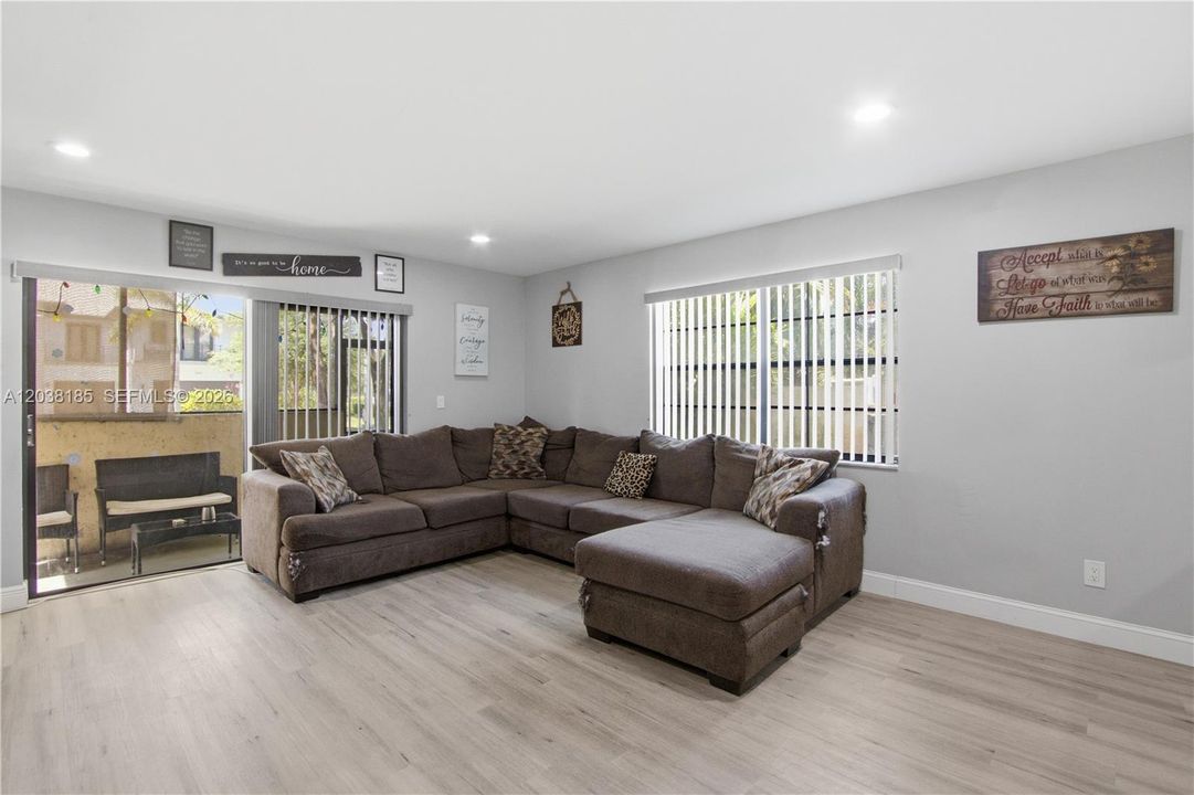 For Sale: $230,000 (2 beds, 2 baths, 1126 Square Feet)