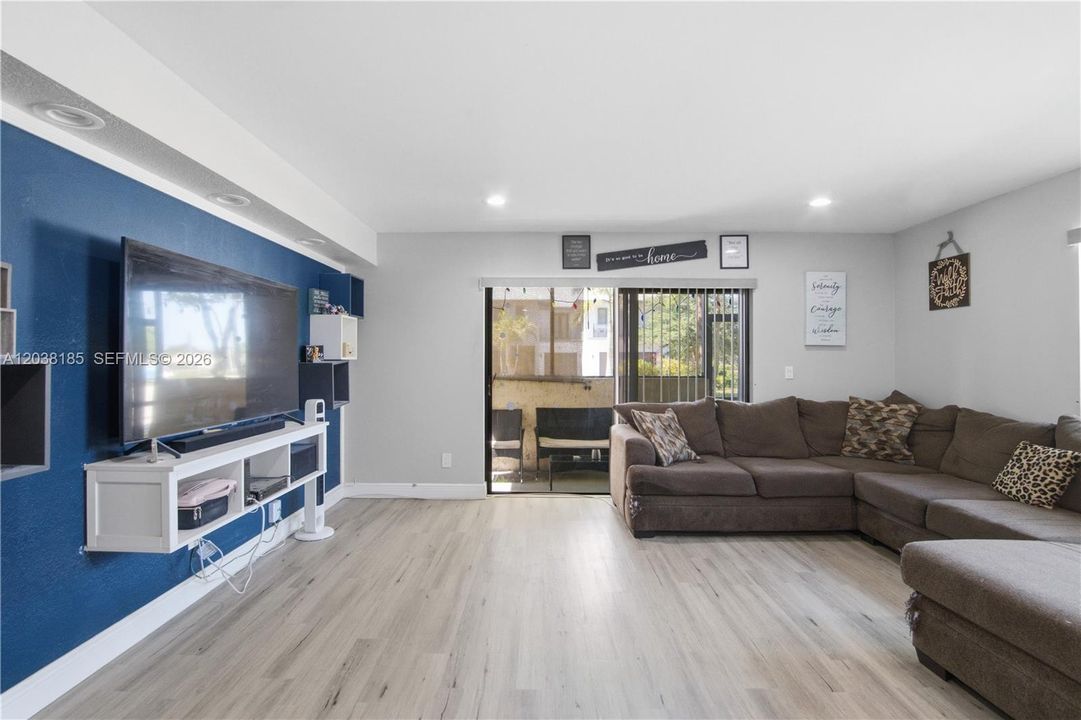 For Sale: $230,000 (2 beds, 2 baths, 1126 Square Feet)