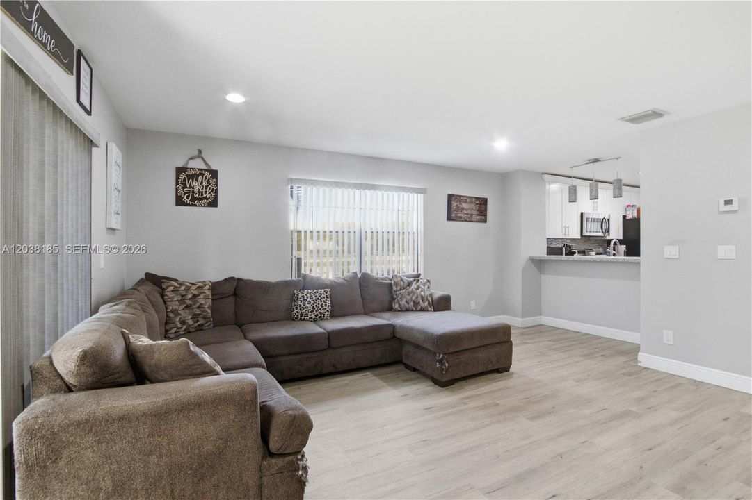 For Sale: $230,000 (2 beds, 2 baths, 1126 Square Feet)