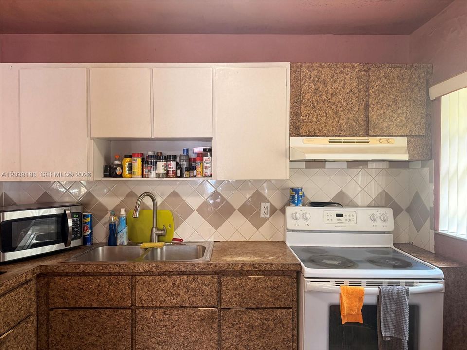For Sale: $480,000 (3 beds, 1 baths, 1100 Square Feet)