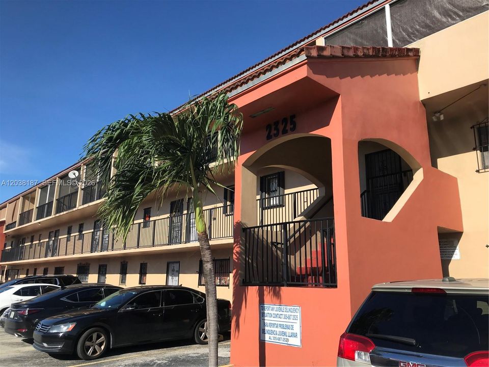 For Rent: $2,200 (2 beds, 1 baths, 893 Square Feet)