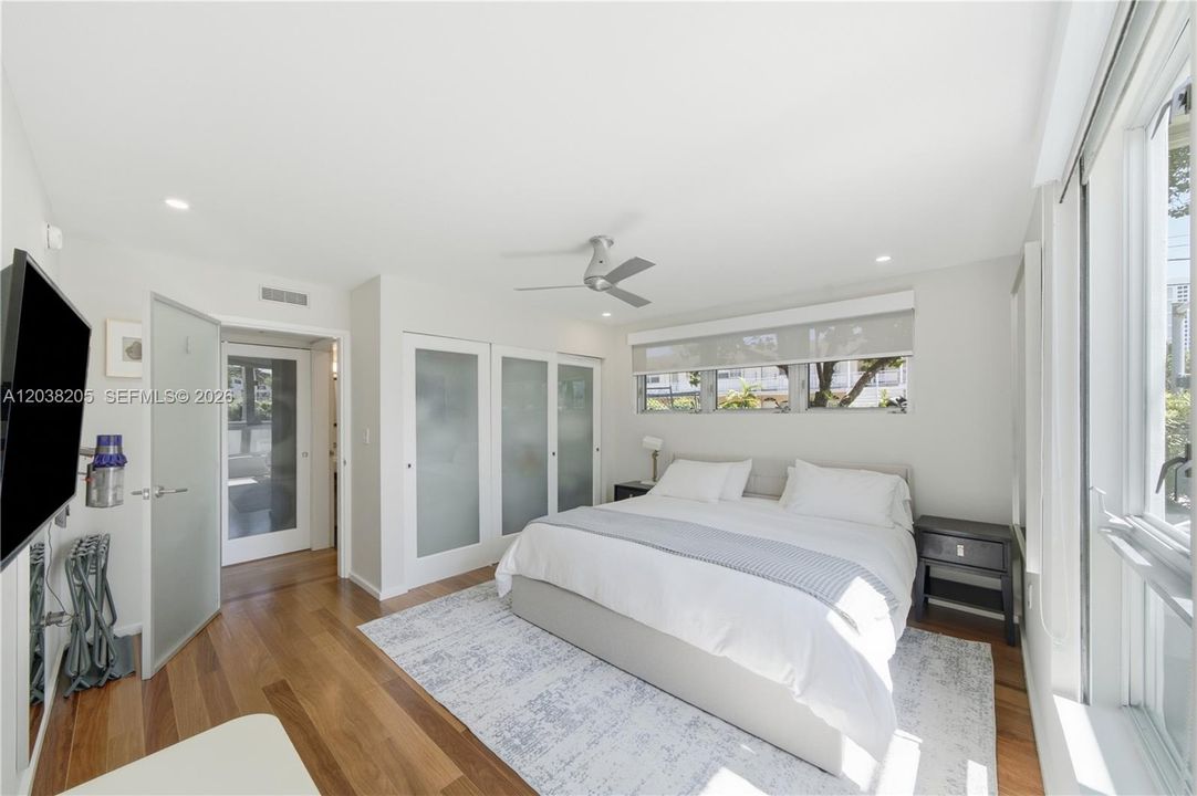 For Sale: $420,000 (1 beds, 1 baths, 691 Square Feet)
