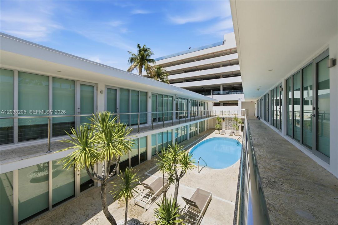 For Sale: $420,000 (1 beds, 1 baths, 691 Square Feet)