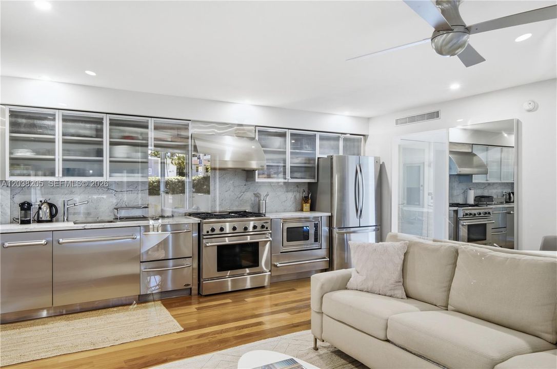 For Sale: $420,000 (1 beds, 1 baths, 691 Square Feet)