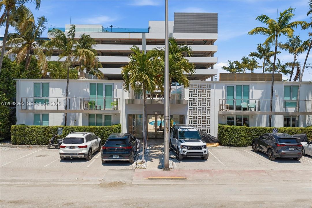 For Sale: $420,000 (1 beds, 1 baths, 691 Square Feet)