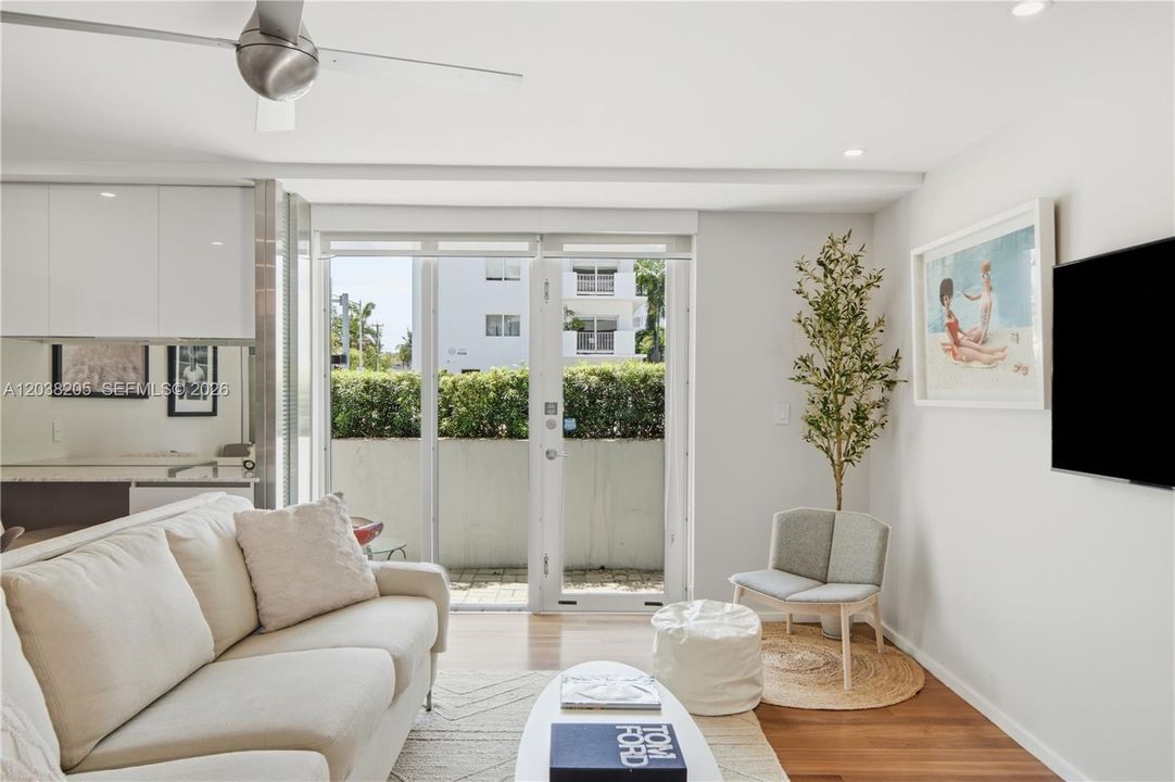 For Sale: $420,000 (1 beds, 1 baths, 691 Square Feet)