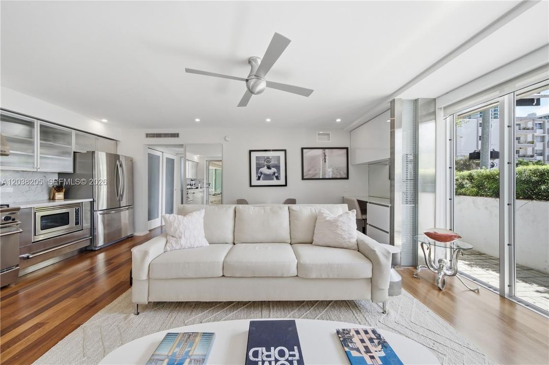 For Sale: $420,000 (1 beds, 1 baths, 691 Square Feet)