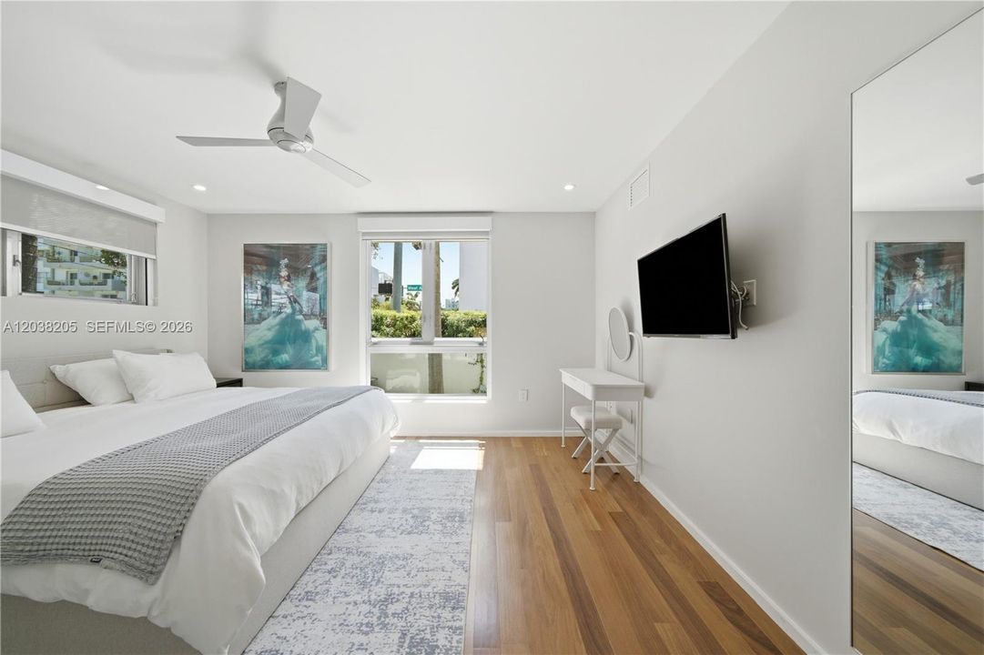 For Sale: $420,000 (1 beds, 1 baths, 691 Square Feet)