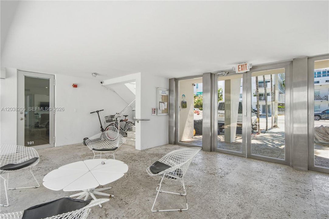 For Sale: $420,000 (1 beds, 1 baths, 691 Square Feet)