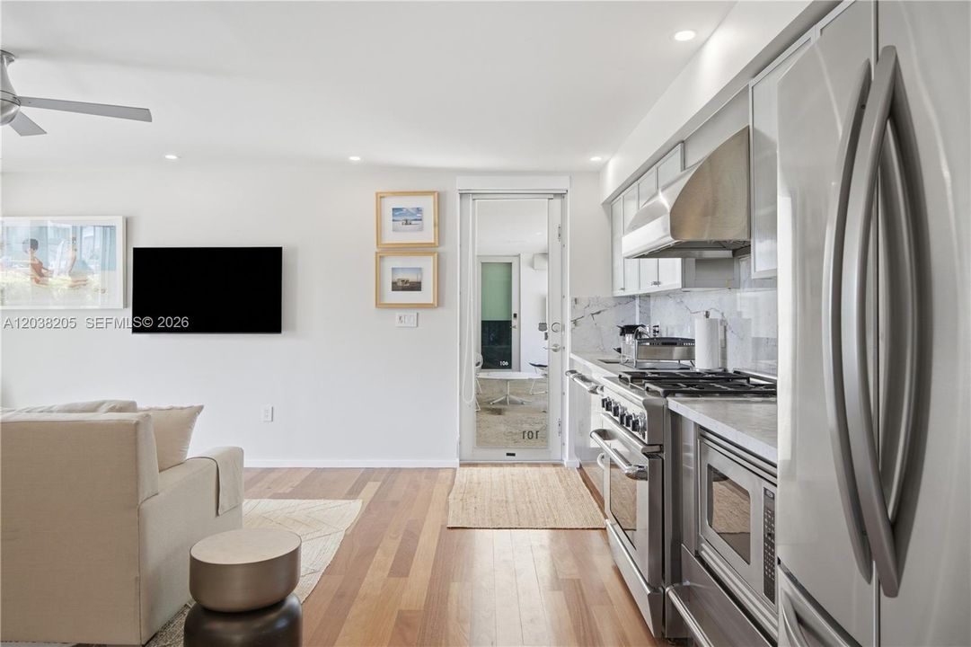 For Sale: $420,000 (1 beds, 1 baths, 691 Square Feet)