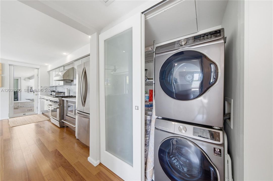 For Sale: $420,000 (1 beds, 1 baths, 691 Square Feet)