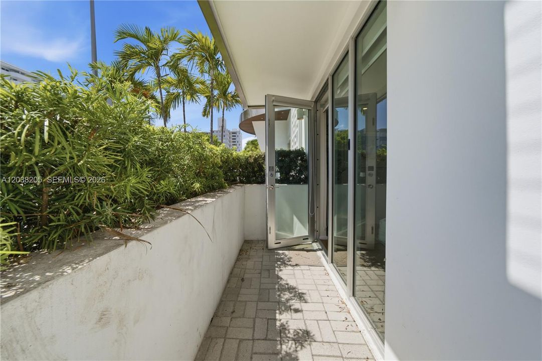 For Sale: $420,000 (1 beds, 1 baths, 691 Square Feet)