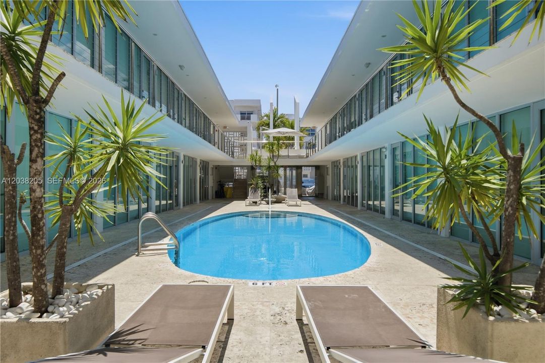 For Sale: $420,000 (1 beds, 1 baths, 691 Square Feet)