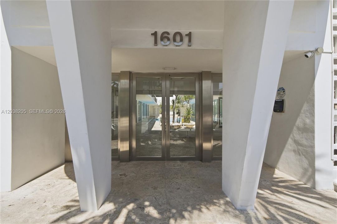 For Sale: $420,000 (1 beds, 1 baths, 691 Square Feet)