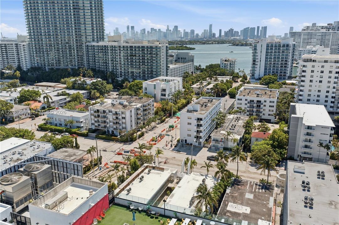 For Sale: $420,000 (1 beds, 1 baths, 691 Square Feet)