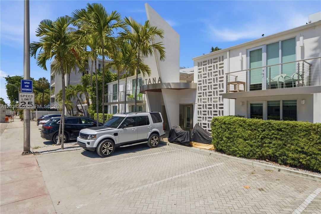For Sale: $420,000 (1 beds, 1 baths, 691 Square Feet)