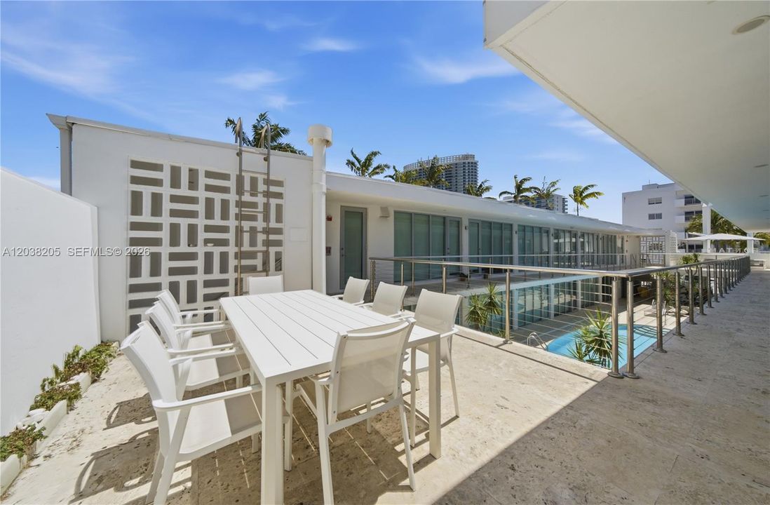 For Sale: $420,000 (1 beds, 1 baths, 691 Square Feet)