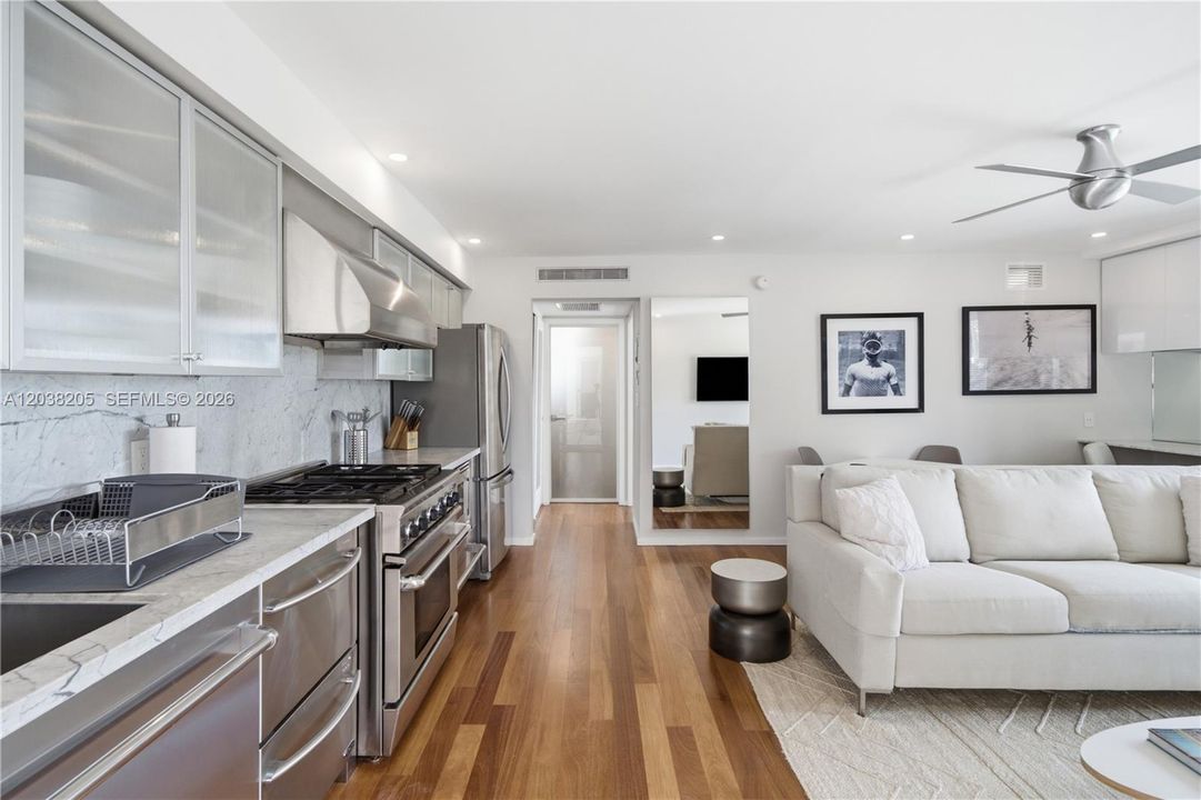 For Sale: $420,000 (1 beds, 1 baths, 691 Square Feet)