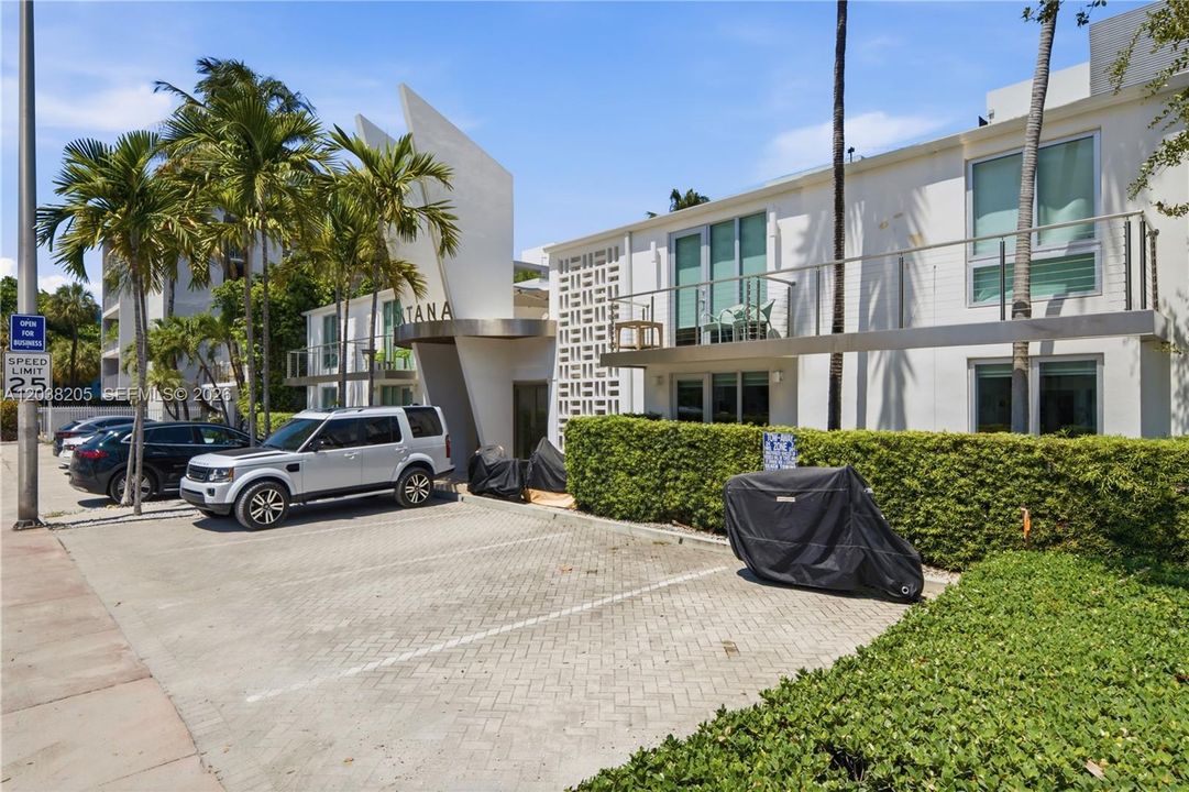 For Sale: $420,000 (1 beds, 1 baths, 691 Square Feet)