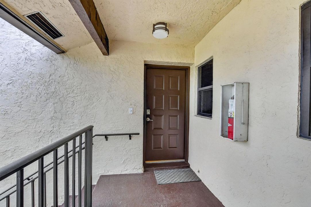 Covered Top Floor Apartment