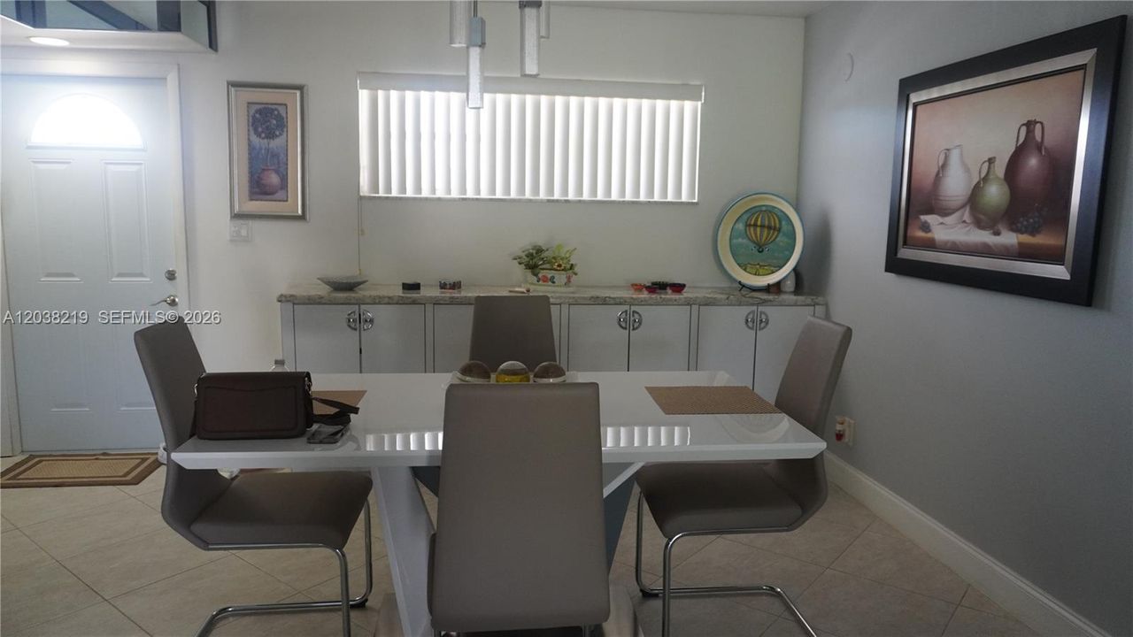 For Sale: $200,000 (2 beds, 1 baths, 1050 Square Feet)