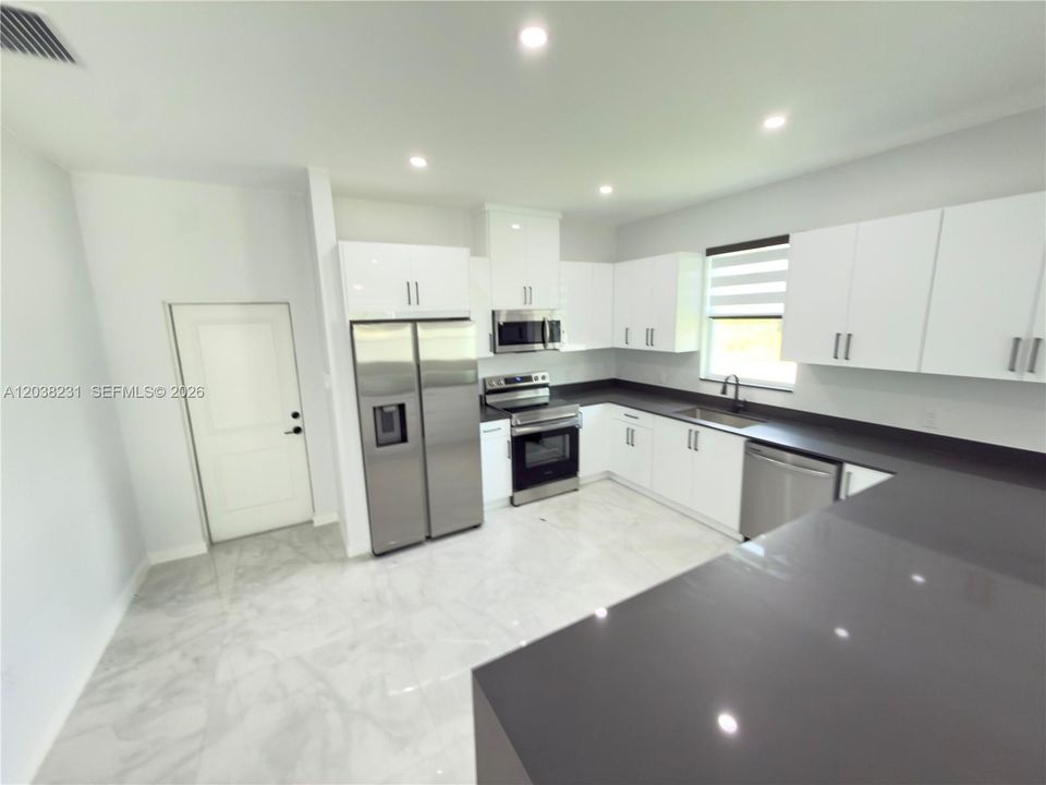 For Rent: $2,200 (3 beds, 2 baths, 1546 Square Feet)