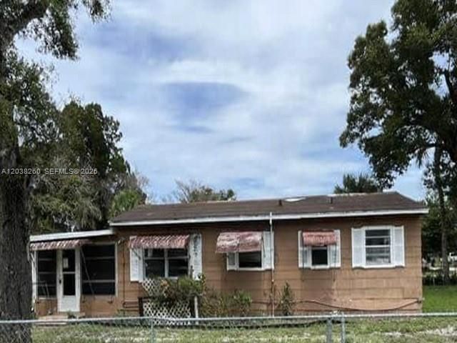 For Sale: $119,600 (2 beds, 1 baths, 738 Square Feet)