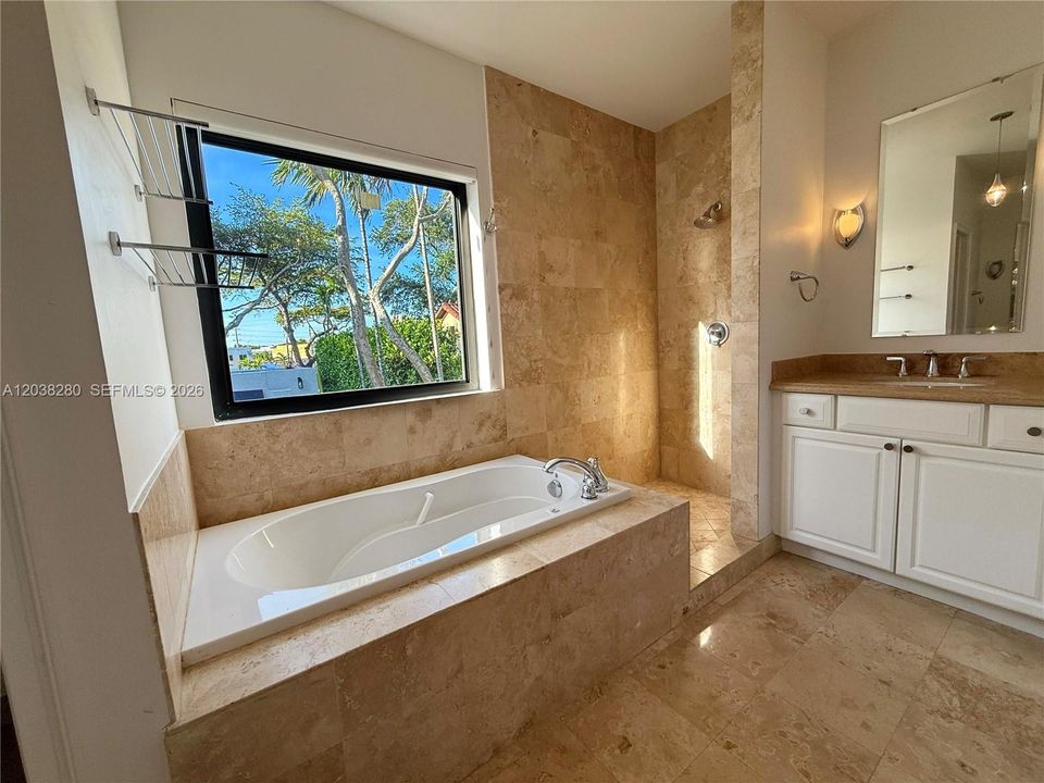 En Renta: $9,500 (3 camas, 2 baños, 2337 Pies cuadrados)