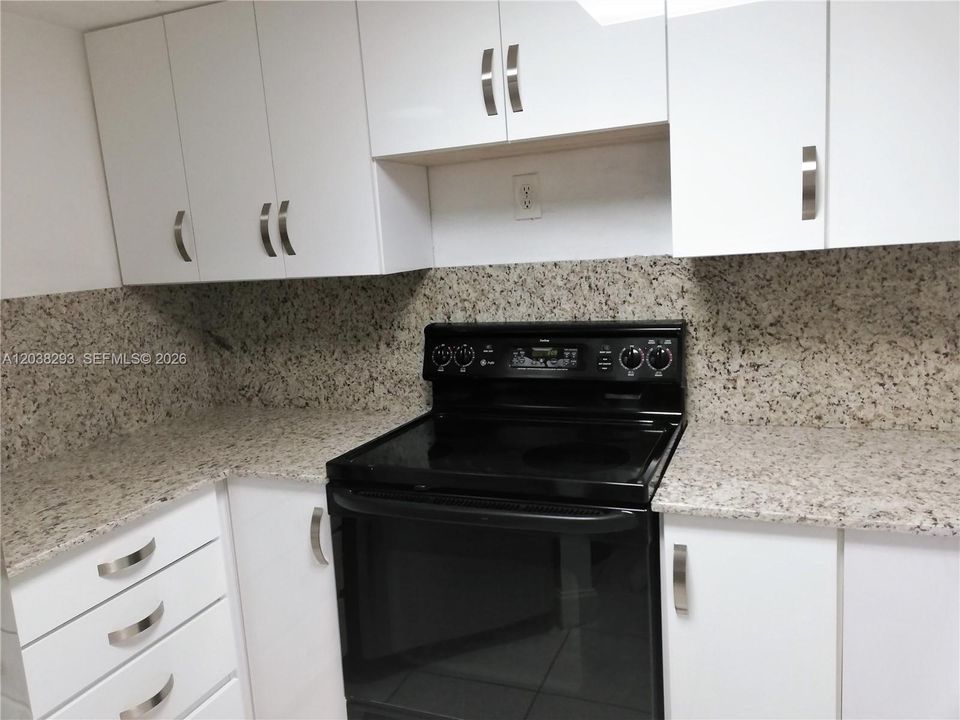 На продажу: $225,000 (2 спален, 1 ванн, 896 Квадратных фут)