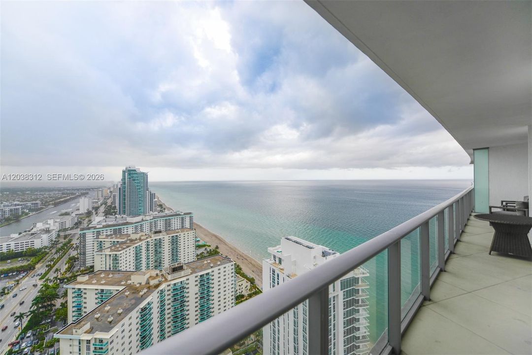 For Sale: $865,000 (2 beds, 2 baths, 1126 Square Feet)
