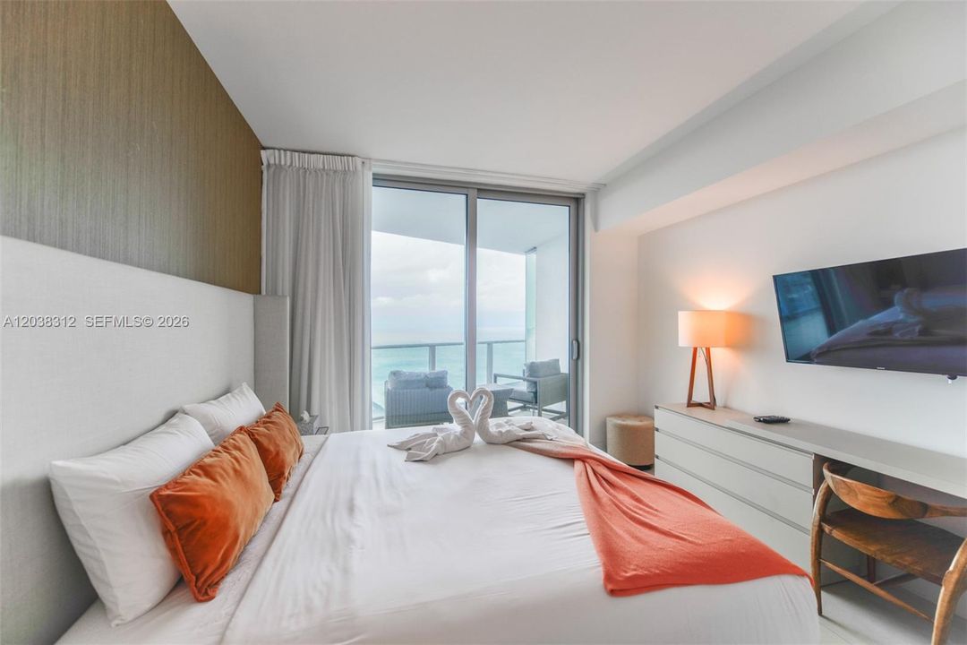 For Sale: $865,000 (2 beds, 2 baths, 1126 Square Feet)
