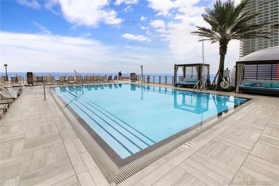 For Sale: $865,000 (2 beds, 2 baths, 1126 Square Feet)