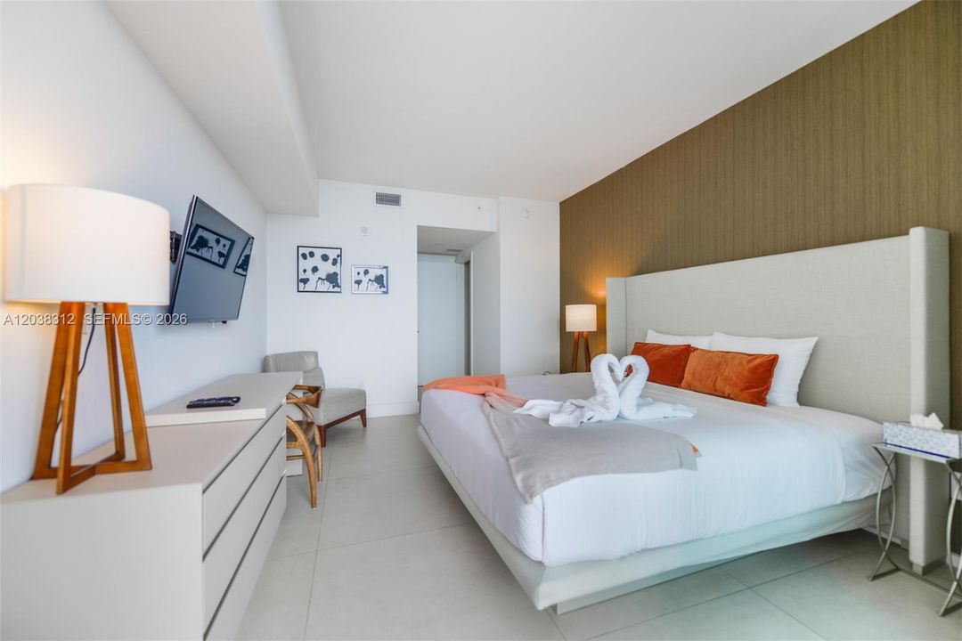 For Sale: $865,000 (2 beds, 2 baths, 1126 Square Feet)