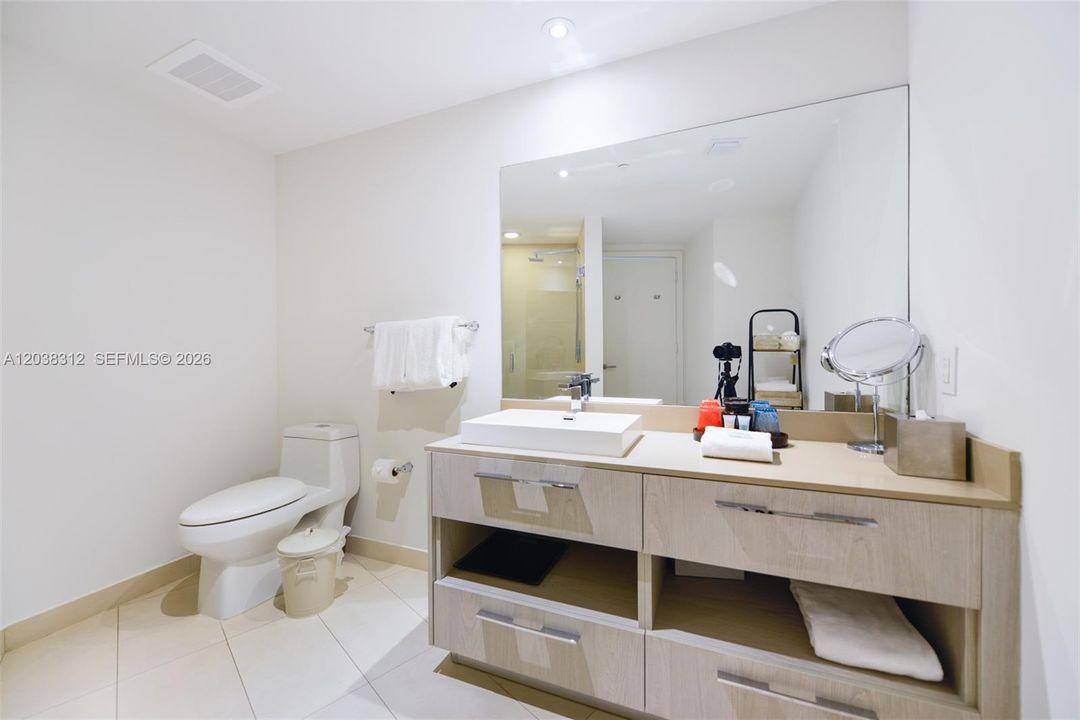 For Sale: $865,000 (2 beds, 2 baths, 1126 Square Feet)