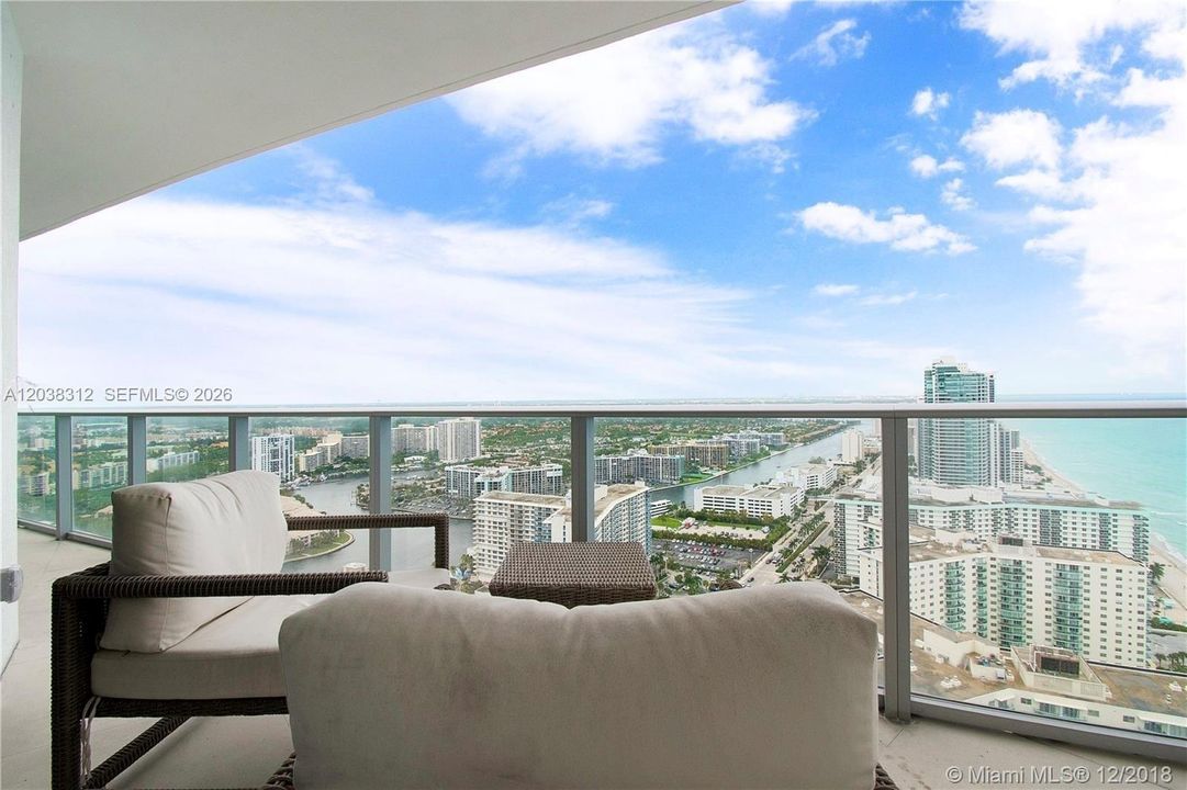 For Sale: $865,000 (2 beds, 2 baths, 1126 Square Feet)