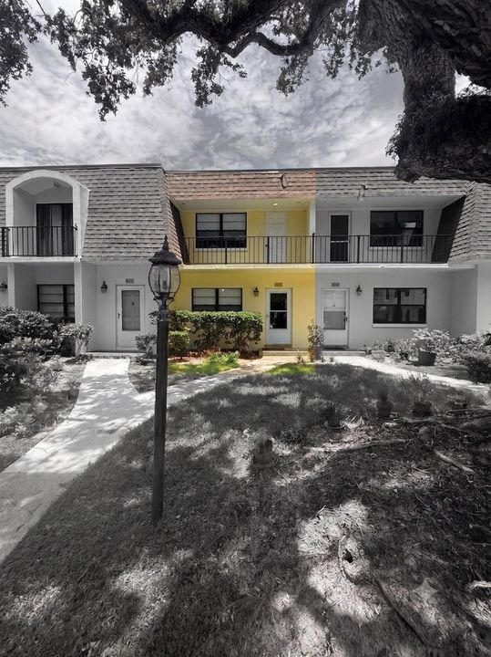 Exterior Mono