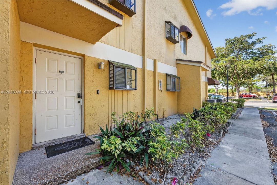 For Sale: $270,000 (2 beds, 2 baths, 1160 Square Feet)