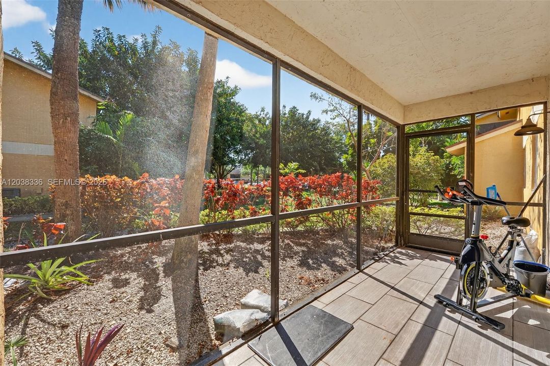 For Sale: $270,000 (2 beds, 2 baths, 1160 Square Feet)